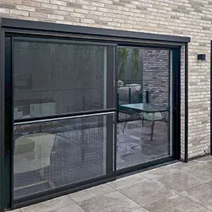 zwarte screen voor een schuifdeur naar het terras