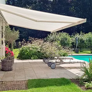 knikarmscherm wit boven ligzetels op een terras aan het zwembad