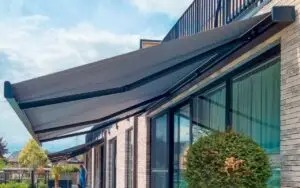 zwart knikarmscherm aan nieuwbouwwoning