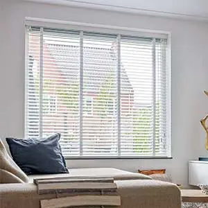 witte, aluminium jaloezieën in een woonkamer