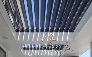 aluminium zwart lamellendak in wit plafond overkapping