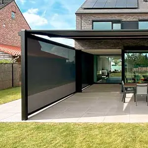 windvaste screens zwart aan een pergola buiten