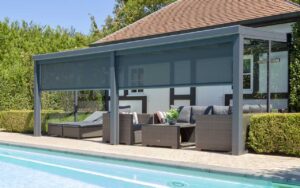 pergola met oprolbaar doek in tuin met zwembad