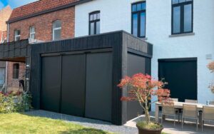 zwarte screens aan een uitbouw bij moderne woning